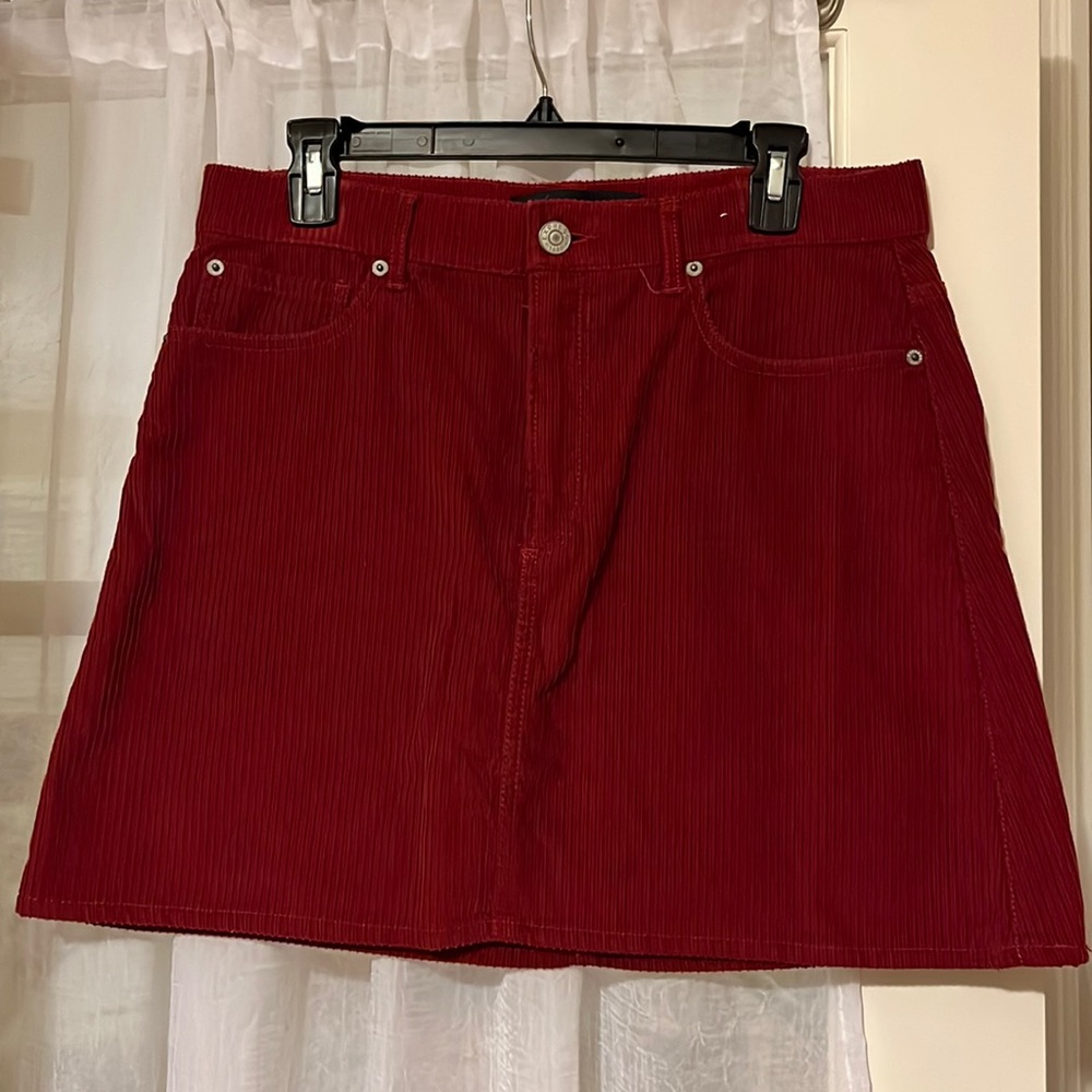 Express dark red skirt with pockets!